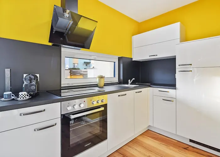 Yellow - Whirlpool Garden - Free Parking - Wifi *