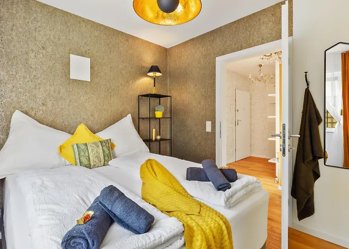 Yellow - Whirlpool Garden - Free Parking - Wifi