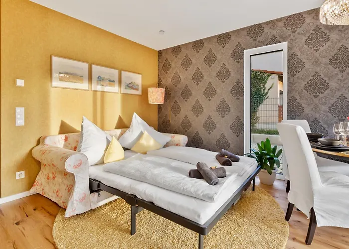 Yellow - Whirlpool Garden - Free Parking - Wifi