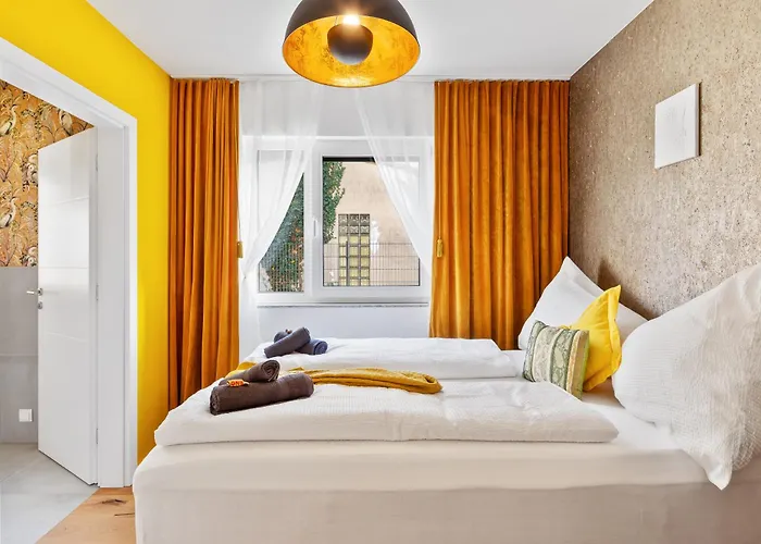 Yellow - Whirlpool Garden - Free Parking - Wifi *