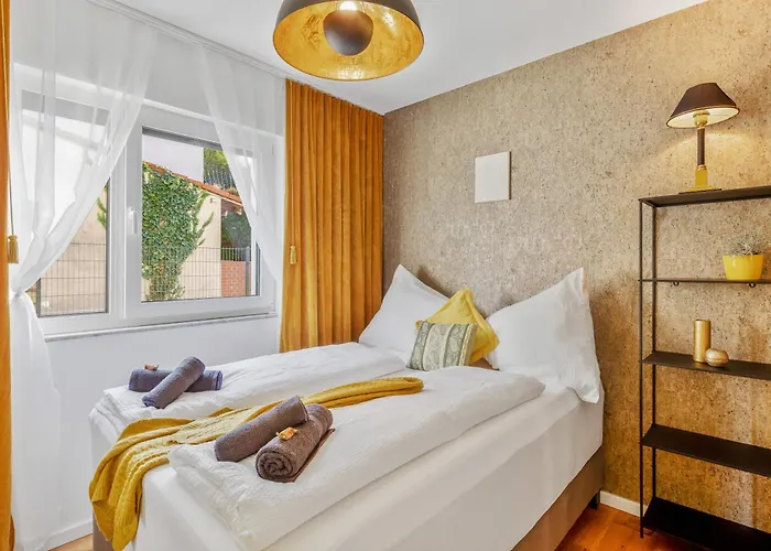 Yellow - Whirlpool Garden - Free Parking - Wifi