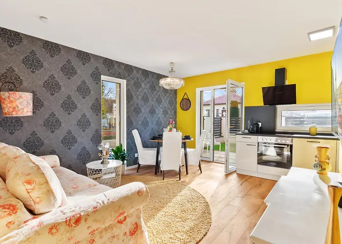 Yellow - Whirlpool Garden - Free Parking - Wifi *