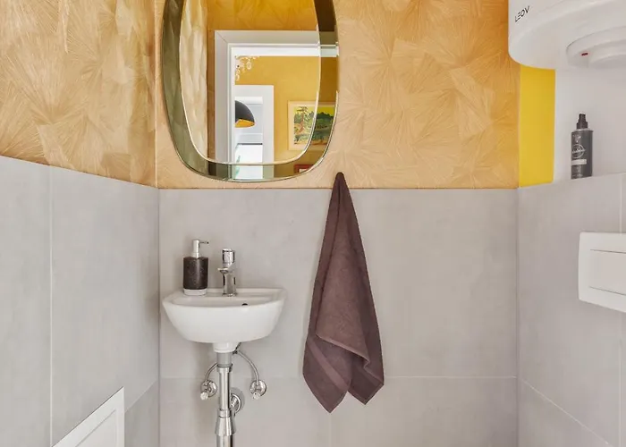 Yellow - Whirlpool Garden - Free Parking - Wifi
