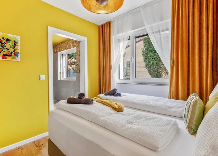 Yellow - Whirlpool Garden - Free Parking - Wifi شقة *